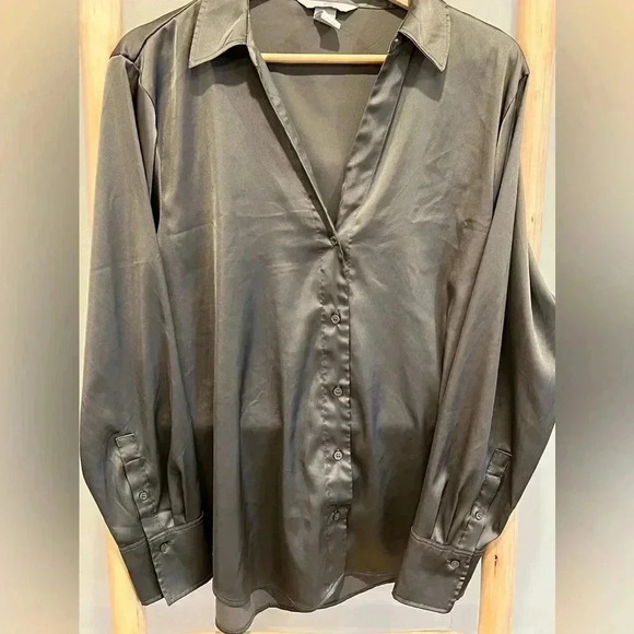 ✨H&M Dark Gray Silky Button down blouse size medium - Picture 1 of 9